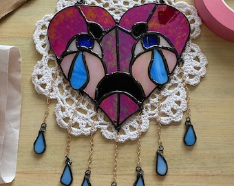 Atrapasol de vitral inspirado en tatuaje de corazón lloroso / Hecho a pedido