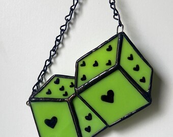 Dados de vidriera verde lima hechos a medida: atrapasol de dados caprichosos hechos a mano, regalo para gamers, decoración de D&D, amuleto de la suerte, adorno para ventana geek