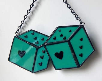 Dados de vitral verde azulado hechos a medida: atrapasol de dados caprichosos hechos a mano, regalo para gamers, decoración de D&D, amuleto de la suerte, adorno para ventana geek