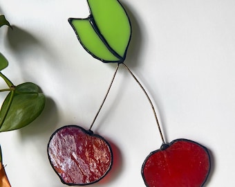 Cerezas de vidrio iridiscente hechas a mano por encargo: un atrapasol de frutas caprichoso, decoración de cocina retro, adorno de ventana de cerezo, regalo bohemio