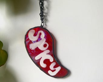 Pimienta de vitral con romance picante / Atrapasol de vidrio hecho a mano / Decoración de chile para amantes de los libros y entusiastas de las especias / Regalos literarios