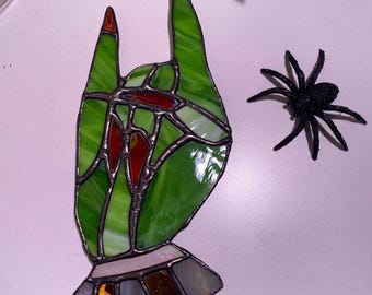 Atrapasueños de mano de bruja punk/gótica de vidrio de colores hecho a medida / Decoración de Halloween