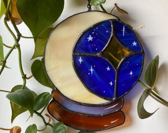 Bola de cristal de vitral con luna y estrellas, hecha a medida, atrapasol místico, decoración de ventana de brujas celestiales.