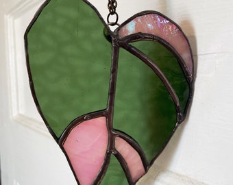 Atrapasol o colgante de pared de vitral con filodendro de princesa rosa / Hecho a pedido