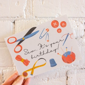 Tarjeta de Cumpleaños Imprimible, Editable, Costura, para la costurera, manualidades, "Cose es tu Cumpleaños"