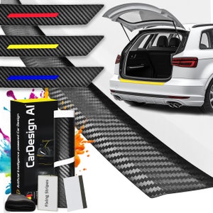 Op de afbeelding: Zwarte carbonfiber autobumperbeschermer met een gele streep. De beschermer is gemonteerd op een witte auto met de kofferbak open. Het product wordt geleverd met een rakel en installatie-instructies. De productverpakking heeft de tekst "CarDesign AI" en "Fixing Stripes".