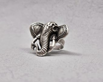 Anillo de elefante plateado hecho a mano, joyería bohemia con un toque animal.