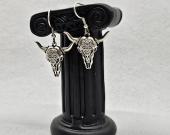 Versilberte Kuhschädel Ohrringe: Western Gothic Schmuck