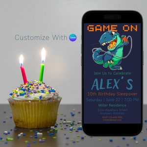 Può includere: Un invito digitale per una festa in pigiama per il 10° compleanno. L'invito presenta un dinosauro verde che tiene un controller per videogiochi con il testo "GAME ON" in lettere pixelate. L'invito include il nome "ALEX'S" in un carattere blu e la data e l'ora della festa. L'invito include anche l'indirizzo e le informazioni RSVP.