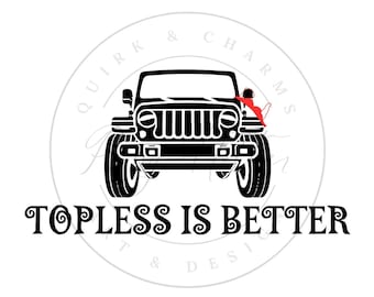以下が含まれることがあります： 「Topless is Better」というテキストの下にジープの白黒シルエットがあります。ジープは「Quirk & Charms Art & Design」というテキストのある円の中にあります。