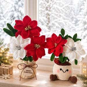 Può includere: Due composizioni di stelle di Natale all'uncinetto in vaso. Un vaso è beige con uno spago marrone e un'etichetta rotonda in legno con la scritta MERRY CHRISTMAS. L'altro vaso è beige con un viso sorridente, guance rosa e piedini marroni.