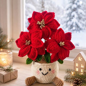 Peut inclure: Une plante poinsettia crochetée avec trois fleurs rouge vif aux centres dorés et des feuilles vertes. La plante est placée dans un pot crocheté rond de couleur crème avec un visage souriant, des joues roses et deux petits pieds marron.