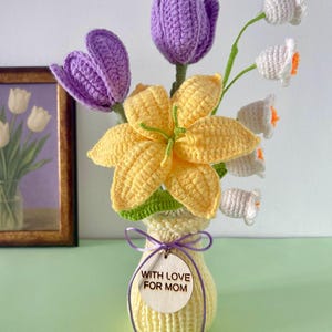 Gehäkelter Tulpenstrauß: Mehrfarbige Blumen in gehäkelten Töpfen, gehäkelter Blumenstrauß im Topf – eine einzigartige Geschenkidee für Mama.