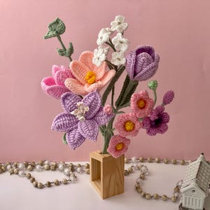 Sommerlicher Häkelblumenstrauß mit Tulpen, Veilchen, Maiglöckchen und Eukalyptus – ewiges Geschenk zum Geburtstag oder Feiertag, sofort verschenkbar
