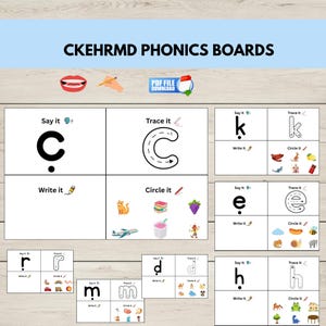 以下が含まれることがあります： 「CKEHRMD PHONICS BOARDS」のテキストが入ったフォニックスボード。ボードには、各文字の発音、トレース、書き、丸で囲むための指示が記載されています。学習を促進するために、各文字にカラフルなイラストが添えられています。