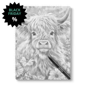 Puede incluir: Arte de puntos en blanco y negro de una vaca de las Tierras Altas con pelaje largo y lanudo. Un bolígrafo negro con la palabra "DOTZ" está colocado sobre la obra de arte. Un gráfico de ráfaga de estrella negra con las palabras "BLACK FRIDAY %" está en la esquina superior izquierda.