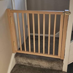 Adjustable Baby Safety Gate Wooden Pet and Child Barrier for Doorways