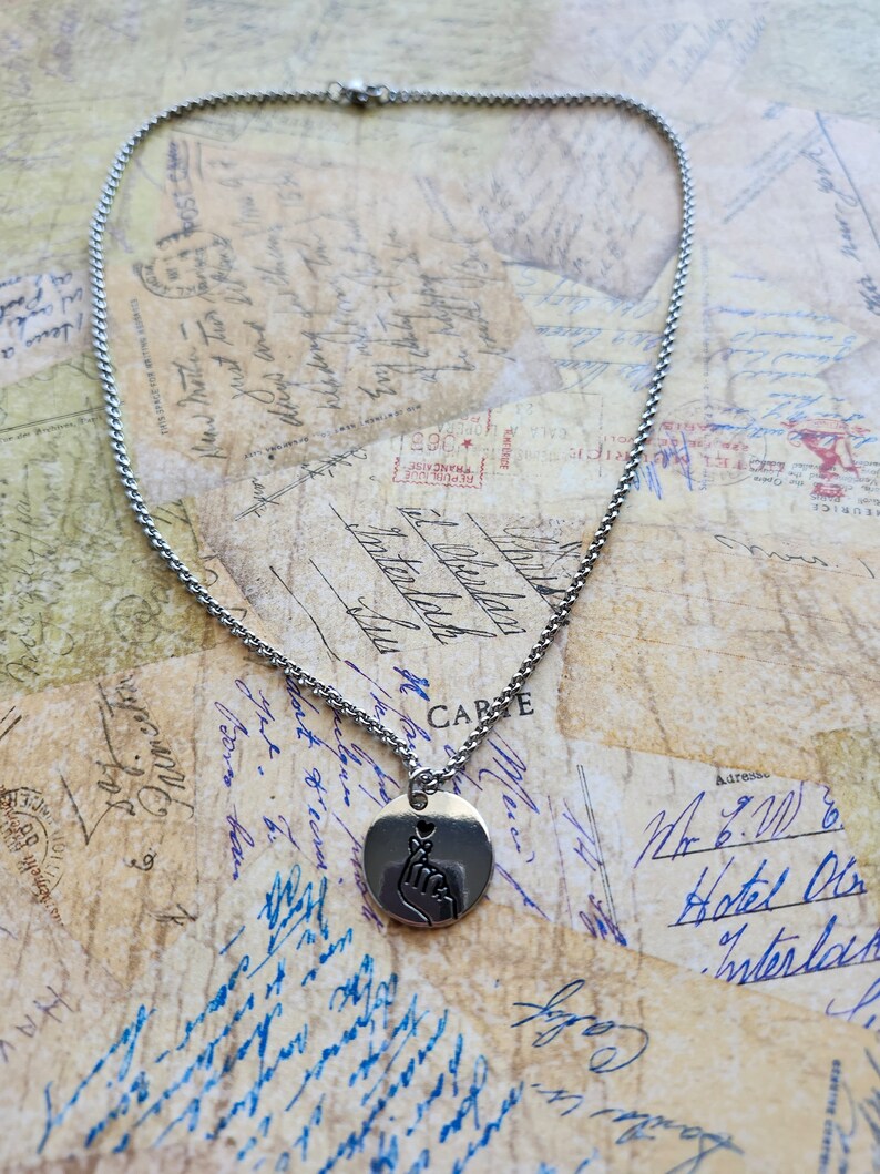 KPOP CHARM NECKLACE, Korean Finger Heart, Kdrama Merch, Kpop Jewelry