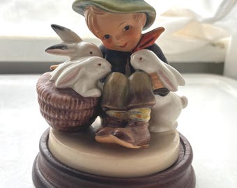 Vintage Goebel Hummel #58/0 Junge mit Kaninchen Figur mit Holzsockel Spielkameraden