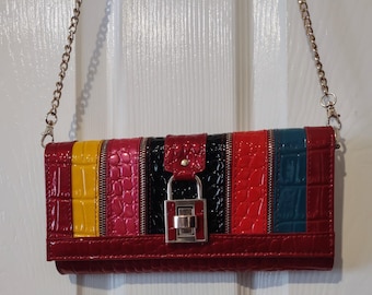 Pochette rétro avec motif crocodile en relief avec bandoulière chaîne