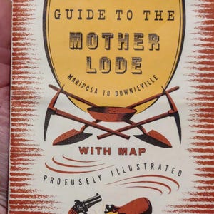 Puede incluir: Una guía amarilla y blanca para la Mother Lode, una región histórica de extracción de oro en California. La guía incluye un mapa e ilustraciones. Es un recuerdo de la Feria del Condado de Sonoma, con los cumplidos de Bank of America, National Trust and Savings Association.
