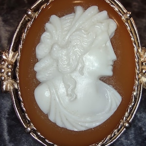 Vintage Cameo Brooch Pin