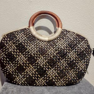 Bolso vintage tejido tipo cubo con asas de madera