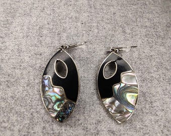Pendientes colgantes de concha de abulón, alpaca, níquel y plata con piedra pulida negra.