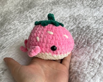 Erdbeerwal Plushie Stofftier gehäkelt, handgemachte Erdbeerwal Spielzeug, Geschenk, niedlich gehäkelte Meereskreatur, Kawaii Obst-inspiriert