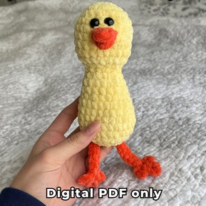 Op de afbeelding: Een gehaakte gele eend met oranje poten en een rode snavel. De eend wordt vastgehouden door een hand. De tekst "Fleefer Pattern Only" en "Digital PDF only" is zichtbaar in de afbeelding.