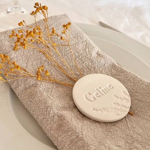 Marque place invités mariage, anniversaire, baptême, communion, naissance aimant ou perforé