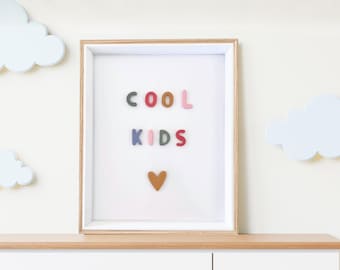 Cadre déco Cool kids, message lettres colorées, en argile, fait main