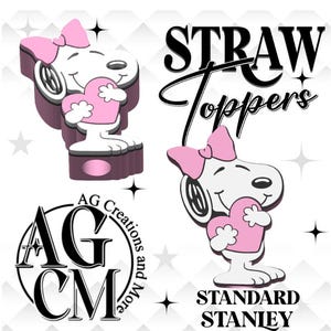 Może przedstawiać: Różowe i białe nakładki na słomki Snoopy trzymające różowe serce, z różową kokardą. Wyświetlane są słowa "STRAW Toppers" i "STANDARD STANLEY". Widoczne jest również logo "AG CM Creations and More".