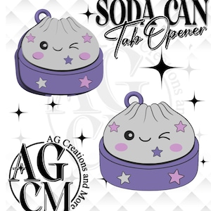 Könnte beinhalten: Ein lila-grauer Soda-Dosenöffner mit einem Knödel-Design. Der Öffner hat ein zwinkerndes Gesicht mit rosa Wangen und Sternakzenten. Der Text "SODA CAN Tab Opener" steht darüber.