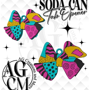 Pode incluir: Dois abridores de latas em forma de laço com um design de patchwork em seções turquesa, rosa, amarelo e preto. Os padrões incluem bolinhas, espirais e hachuras. O texto diz SODA CAN Tab Opener e AG Creations and More.