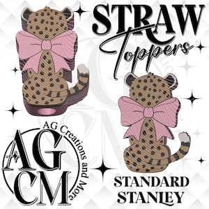 Op de afbeelding: Cheetah-thema stro-toppers met roze strikken. De toppers zijn bruin met zwarte stippen en een roze strik. De afbeelding bevat ook de tekst "STRAW Toppers" en "STANDARD STANLEY".