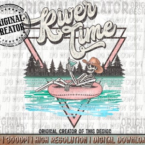 Op de afbeelding: Een skelet met een cowboyhoed drijft in een roze zwemband op een turquoise rivier. De woorden "River Time" zijn in een retro-lettertype boven het skelet geschreven. De achtergrond is een witte houtnerfstructuur.