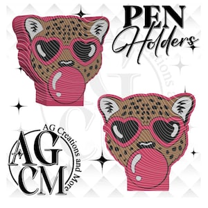 Puede incluir: Portalápices con diseño de leopardo, gafas de sol en forma de corazón y una burbuja de chicle. Los portalápices son marrones con manchas negras, gafas rosas y una burbuja rosa. Se muestra el texto "PEN Holders".