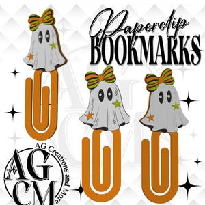Puede incluir: Tres marcapáginas de clip con figuras de fantasmas de cuerpo gris, ojos negros y lazos a rayas naranjas, verdes y negras. Cada fantasma está unido a un clip naranja grande. El texto Paperclip BOOKMARKS aparece en color negro.