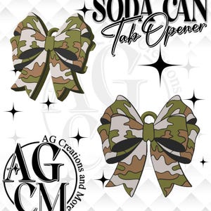 Op de afbeelding: Twee vlinderdasvormige frisdrankblikjes met een camouflagepatroon in groen, bruin en beige tinten. De tekst "SODA CAN Tab Opener" staat boven de strikken. Het logo "AG Creations and More" is ook zichtbaar.