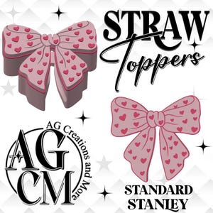 Może przedstawiać: Różowe nakładki na słomki z czerwonymi wzorami serc. Obraz zawiera tekst "STRAW Toppers", logo "AG Creations and More" oraz tekst "STANDARD STANLEY".