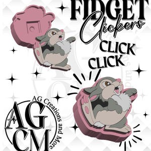 Könnte beinhalten: Grafikdesign mit einer Cartoon-Kaninchenfigur in einem rosa Rahmen, mit den Worten "FIDGET Clickers" und "CLICK CLICK". Das Design enthält ein Logo mit den Buchstaben "AGCM".