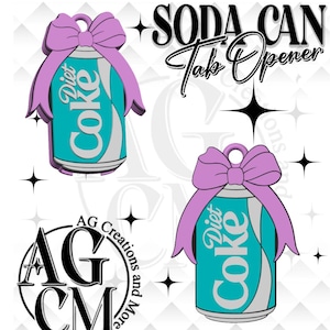 Puede incluir: Un abridor de latas con forma de lata de Diet Coke turquesa y plateada con un lazo morado. Las palabras "SODA CAN Tab Opener" están encima de los abridores. También se ve el logotipo "AG Creations and More".