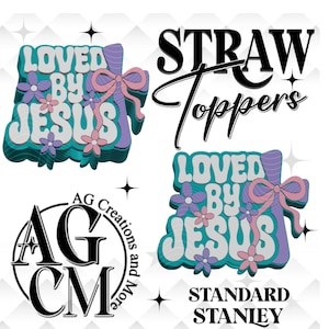 Op de afbeelding: De afbeelding toont ontwerpen voor strohalmtoppers. De tekst bevat "LOVED BY JESUS" in een retro lettertype, versierd met bloemen en strikken. De woorden "STRAW Toppers" zijn ook te zien. De afbeelding bevat ook de tekst "STANDARD STANLEY" en een logo.