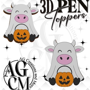 Può includere: Due topper per penne 3D a forma di mucca grigia con orecchie e muso rosa, ognuno dei quali tiene un secchiello a forma di zucca arancione. Il testo 3D PEN Toppers è in nero, accanto a un logo circolare con il testo AG Creations and More.