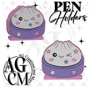 Puede incluir: Dos portalápices con diseño de dumpling. Los portalápices son grises, morados y rosas, con detalles de estrellas y una cara guiñando un ojo. El texto "PEN Holders" está encima.