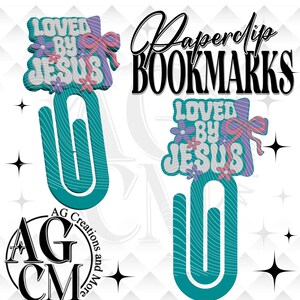 以下が含まれることがあります： レトロなフォントで「LOVED BY JESUS」の文字が入った、花とリボンで飾られた、ターコイズ色のペーパークリップのブックマーク。「Paperclip BOOKMARKS」の文字がスタイリッシュなフォントで書かれています。「AG CM Creations and More」のロゴも表示されています。