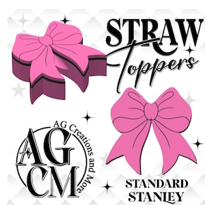 Op de afbeelding: Afbeelding van roze strikvormige strotoppers met zwarte randen en de tekst "STRAW Toppers" in een scriptlettertype. De afbeelding bevat ook de tekst "STANDARD STANLEY" en het logo "AG Creations and More".