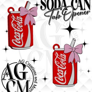 Puede incluir: Un abrebotellas con forma de lata de Coca-Cola roja con un lazo rosa y una pajita plateada. Las palabras "SODA CAN Tab Opener" están encima de la lata. El logotipo "AG Creations and More" está en la parte inferior.