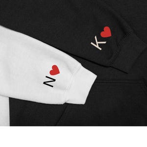Sudadera con inicial de corazón personalizada / Sudadera con capucha personalizada para parejas / Sudadera con iniciales de pareja para San Valentín / Sudadera con capucha con inicial a juego en las mangas